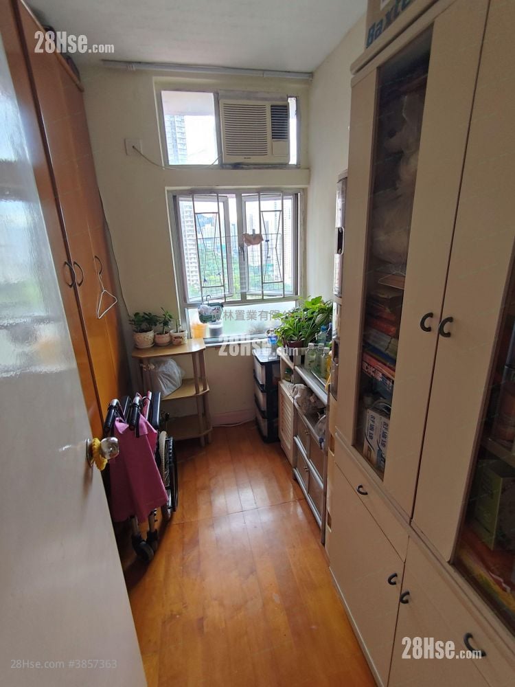Hong Tin Court Sell 3 Bedrooms , 1 Bathroom 531 ft²