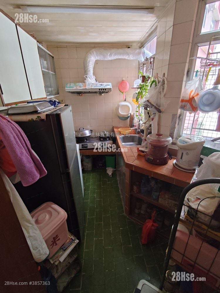 Hong Tin Court Sell 3 Bedrooms , 1 Bathroom 531 ft²