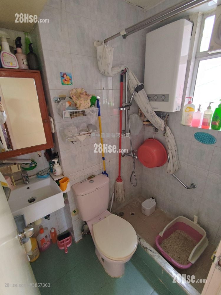 Hong Tin Court Sell 3 Bedrooms , 1 Bathroom 531 ft²