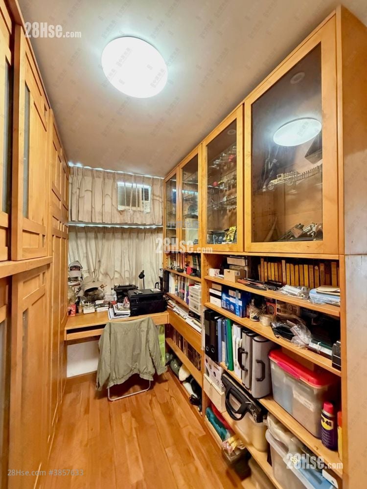 Hong Kong Gold Coast Sell 1,052 ft²
