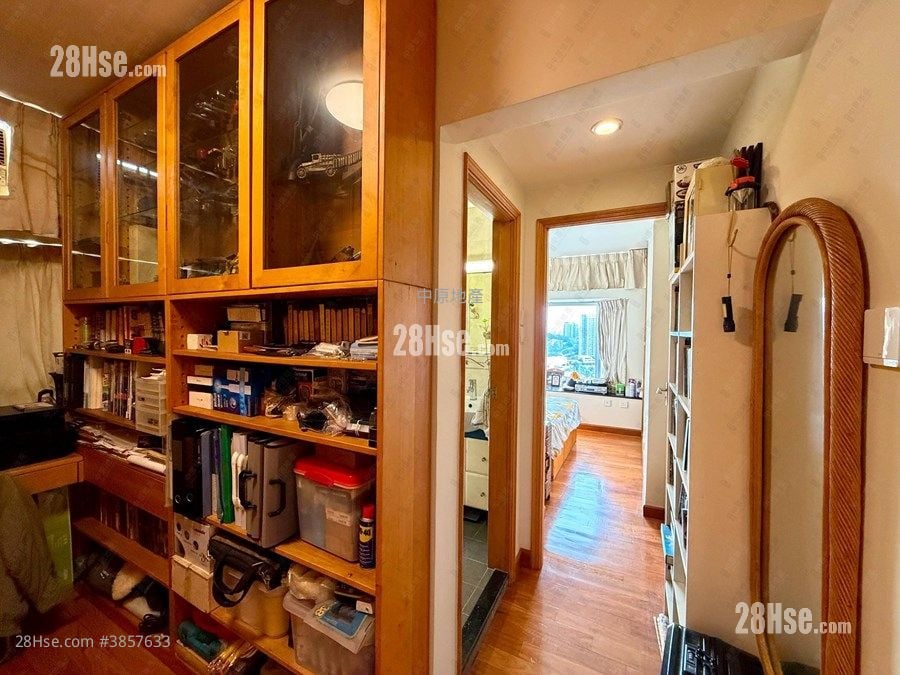 Hong Kong Gold Coast Sell 1,052 ft²