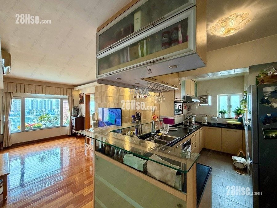 Hong Kong Gold Coast Sell 1,052 ft²