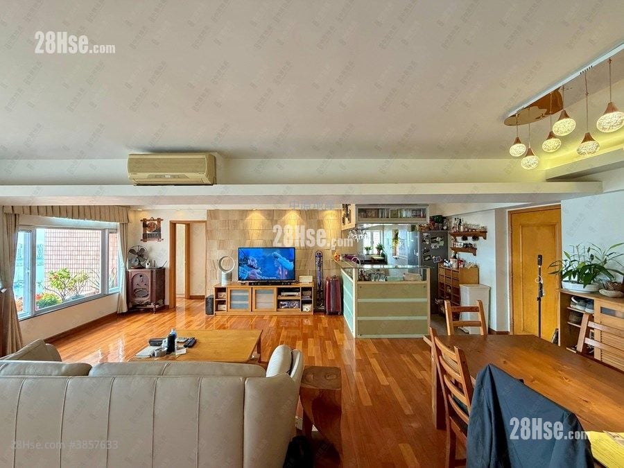 Hong Kong Gold Coast Sell 1,052 ft²