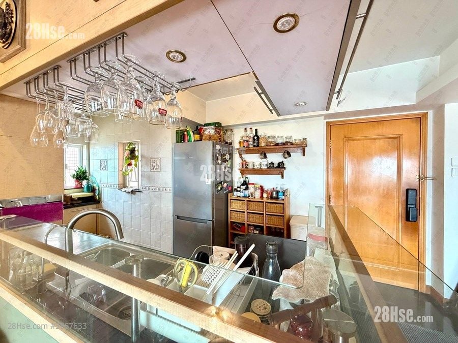 Hong Kong Gold Coast Sell 1,052 ft²