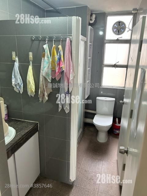 Lung Poon Court Sell 3 Bedrooms , 1 Bathroom 645 ft²