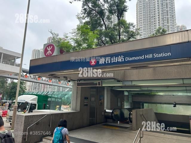 Lung Poon Court Sell 3 Bedrooms , 1 Bathroom 645 ft²