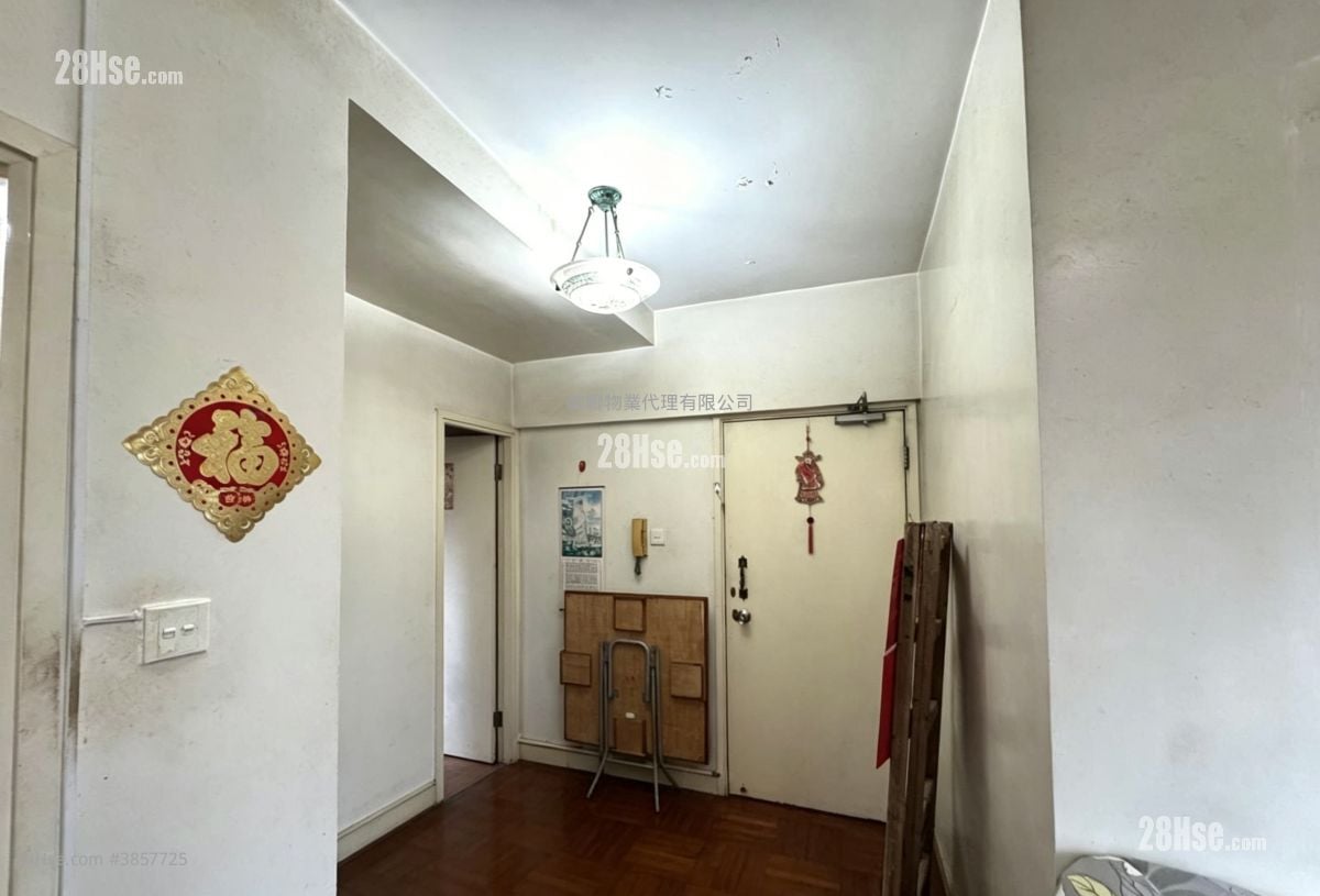 Wai Wah Centre Sell 2 Bedrooms 358 ft²