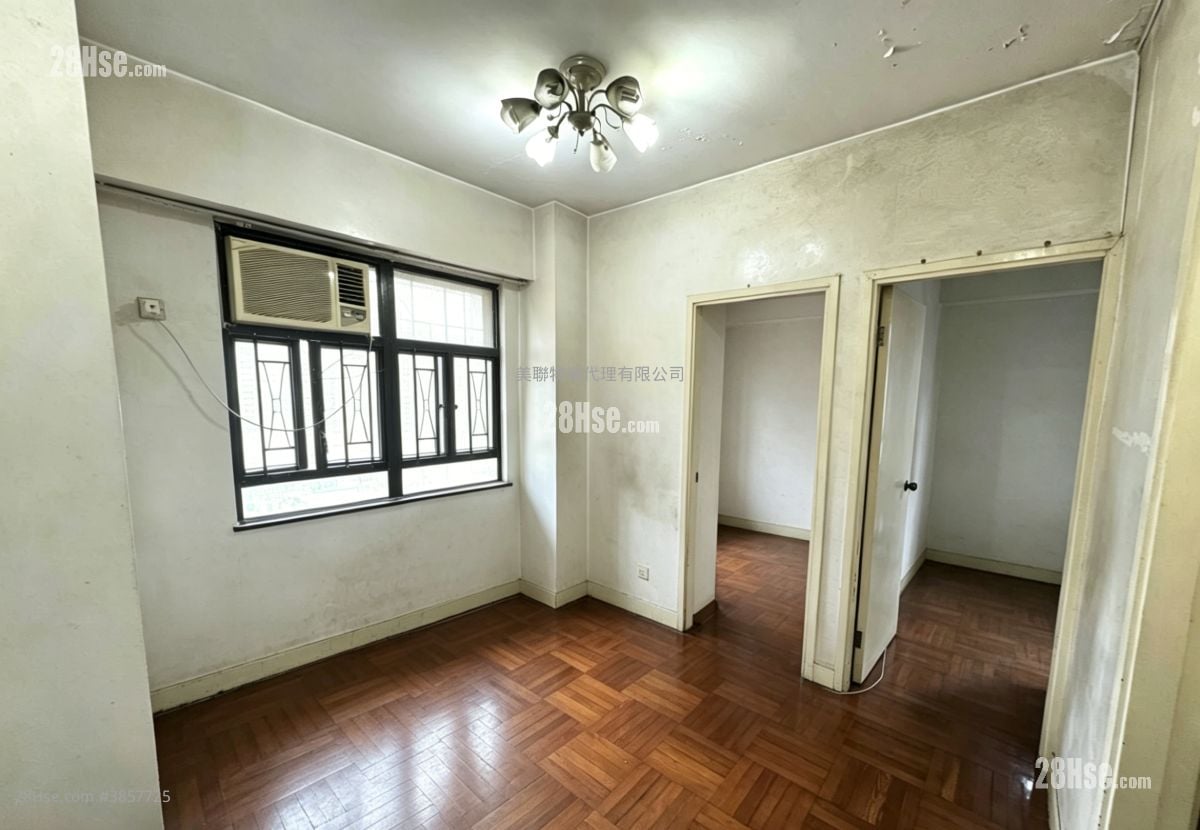 Wai Wah Centre Sell 2 Bedrooms 358 ft²