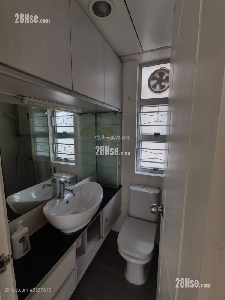 Aberdeen Centre Rental 3 Bedrooms 559 ft²
