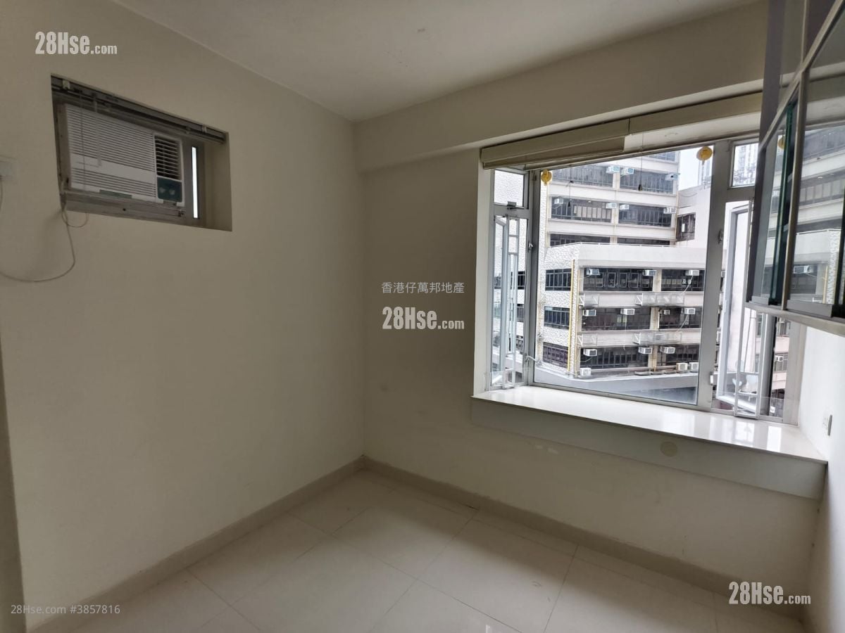 Aberdeen Centre Rental 3 Bedrooms 559 ft²