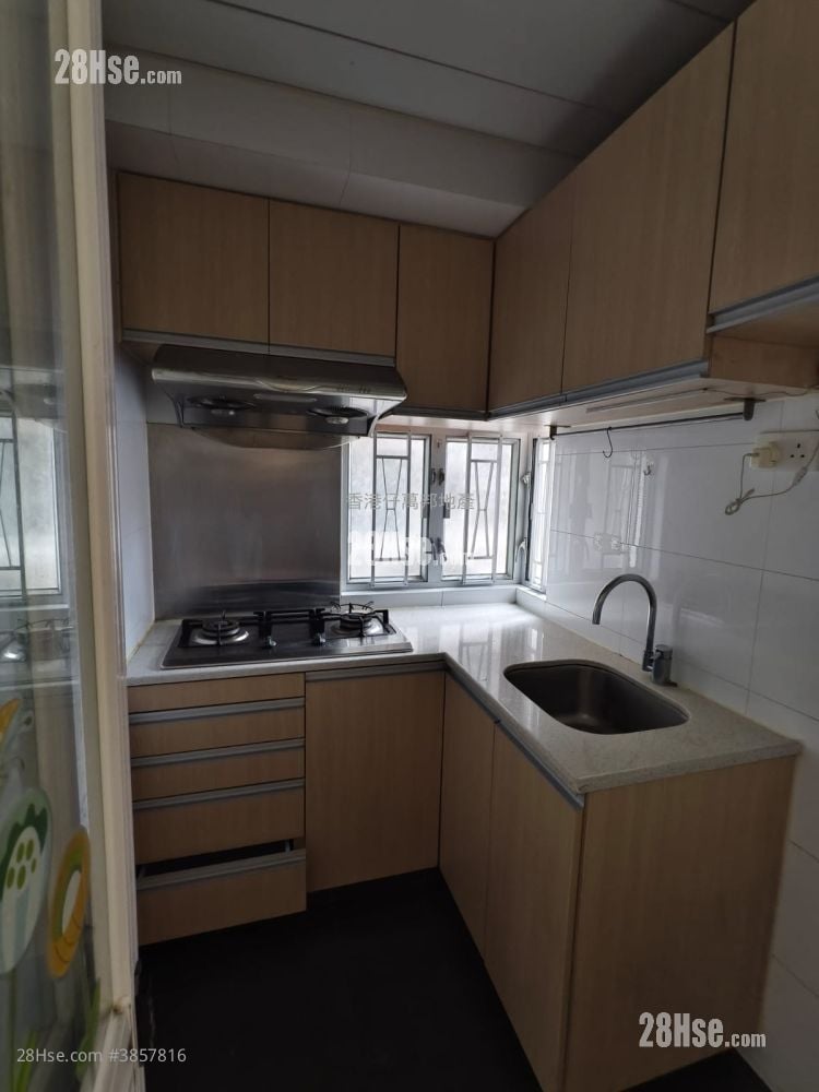 Aberdeen Centre Rental 3 Bedrooms 559 ft²