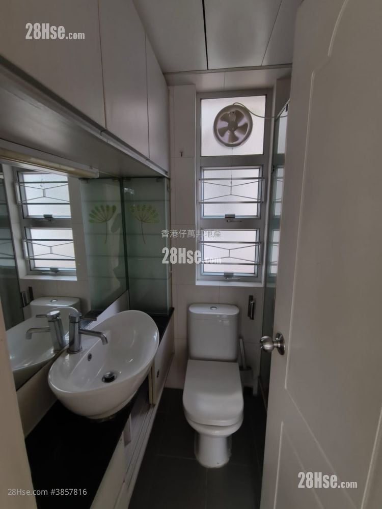 Aberdeen Centre Rental 3 Bedrooms 559 ft²