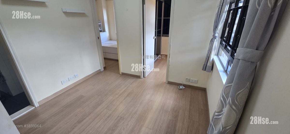 Wai Wah Centre Sell 2 Bedrooms 297 ft²