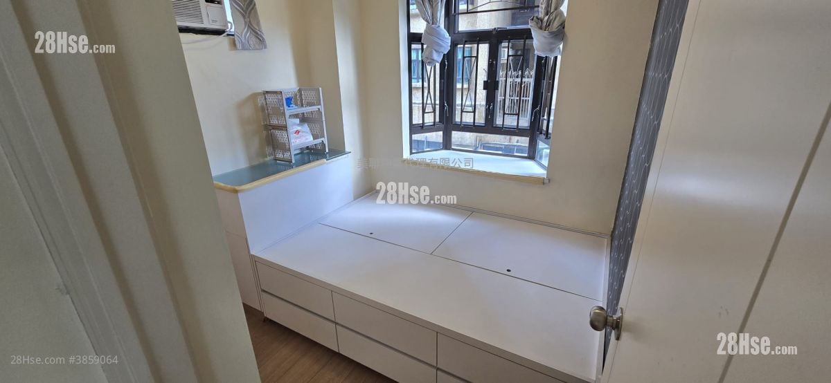 Wai Wah Centre Sell 2 Bedrooms 297 ft²