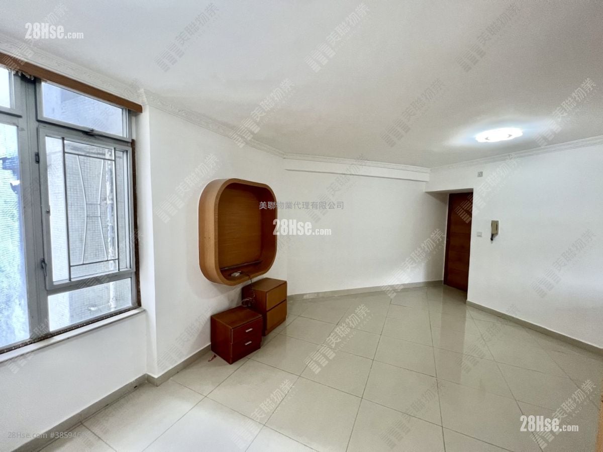 living room: Rhine Garden Sell 3 Bedrooms , 2 Bathrooms 681 ft²