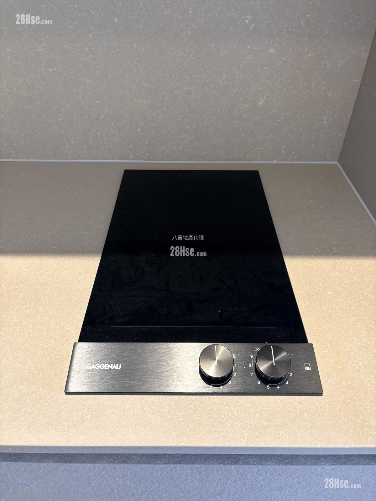 101 Kings Road 租盤 2 房 , 1 浴室 399 平方呎