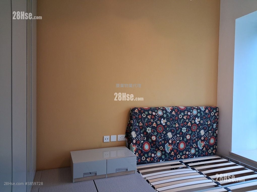 Aria Rental 3 Bedrooms , 2 Bathrooms 749 ft²