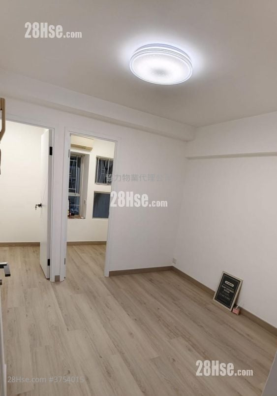 Hand Wai Court Sell 2 Bedrooms , 1 Bathroom 299 ft²