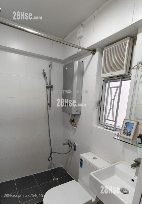 Hand Wai Court Sell 2 Bedrooms , 1 Bathroom 299 ft²