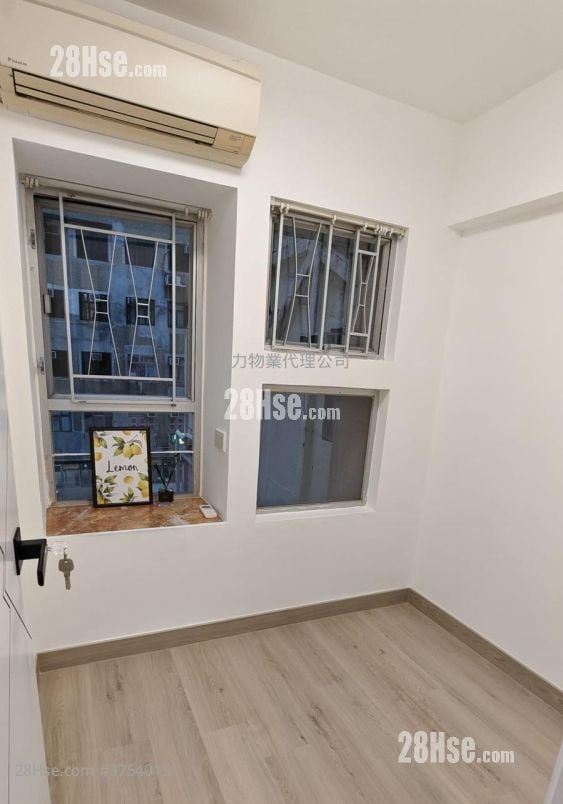 Hand Wai Court Sell 2 Bedrooms , 1 Bathroom 299 ft²