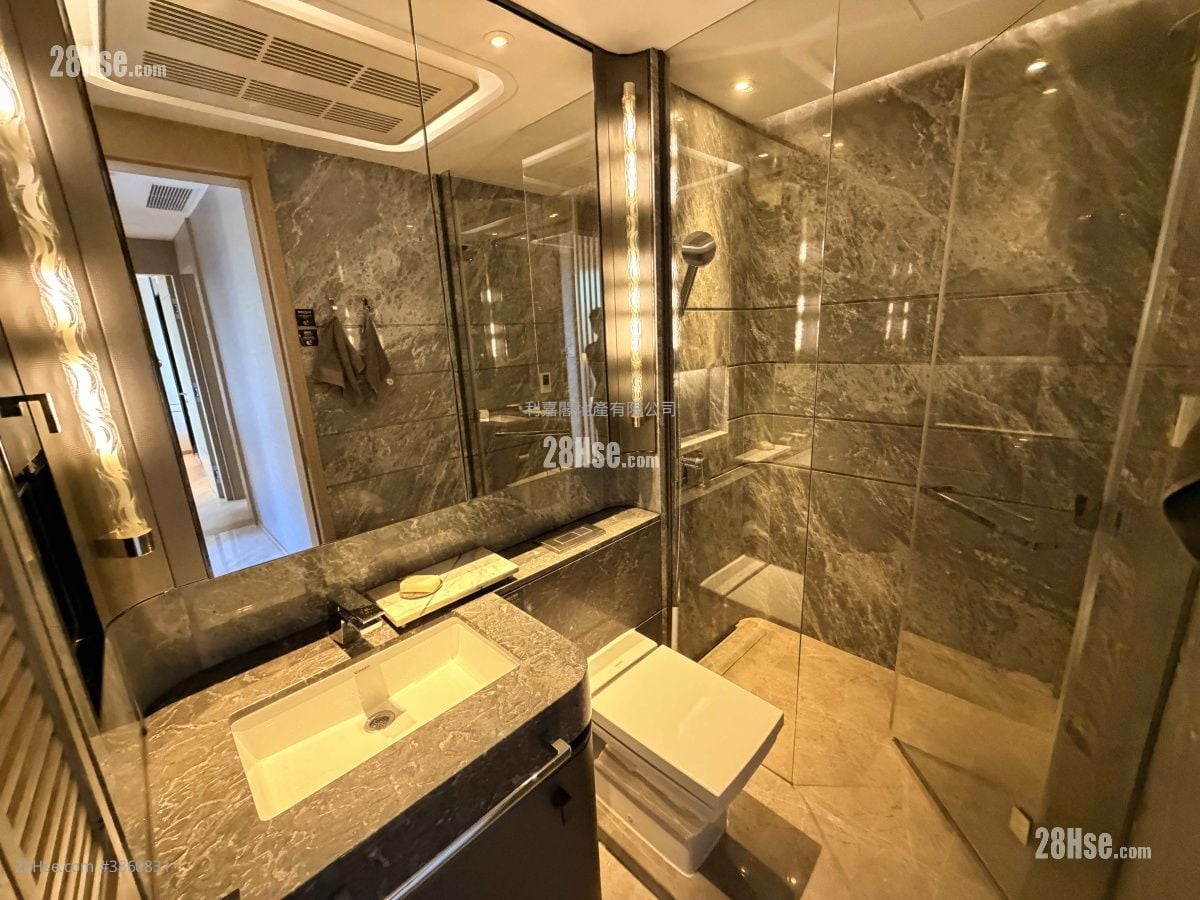 bathroom: Ultima Sell 4 Bedrooms , 3 Bathrooms 1,581 ft²