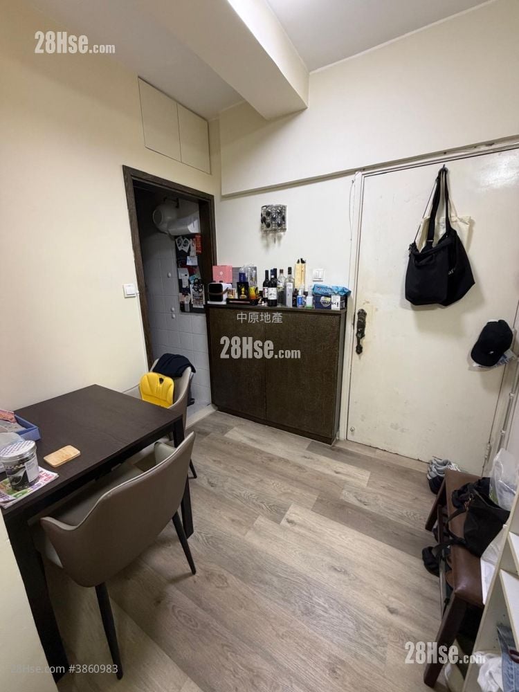 Wai Wah Centre Sell 2 Bedrooms , 1 Bathroom 358 ft²