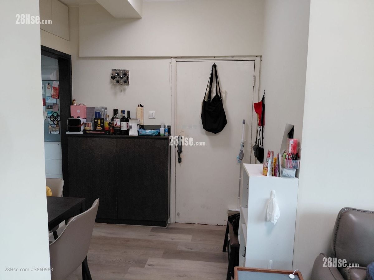 Wai Wah Centre Sell 2 Bedrooms , 1 Bathroom 358 ft²