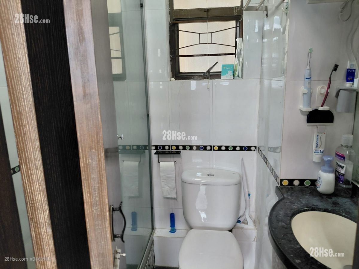 Wai Wah Centre Sell 2 Bedrooms , 1 Bathroom 358 ft²