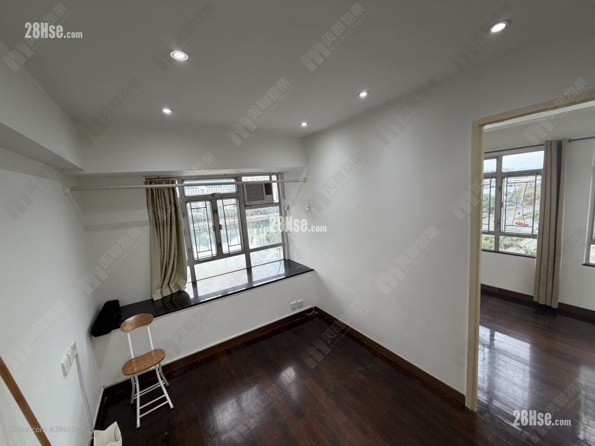 living room: Garden Rivera Sell 1 Bedroom , 1 Bathroom 242 ft²