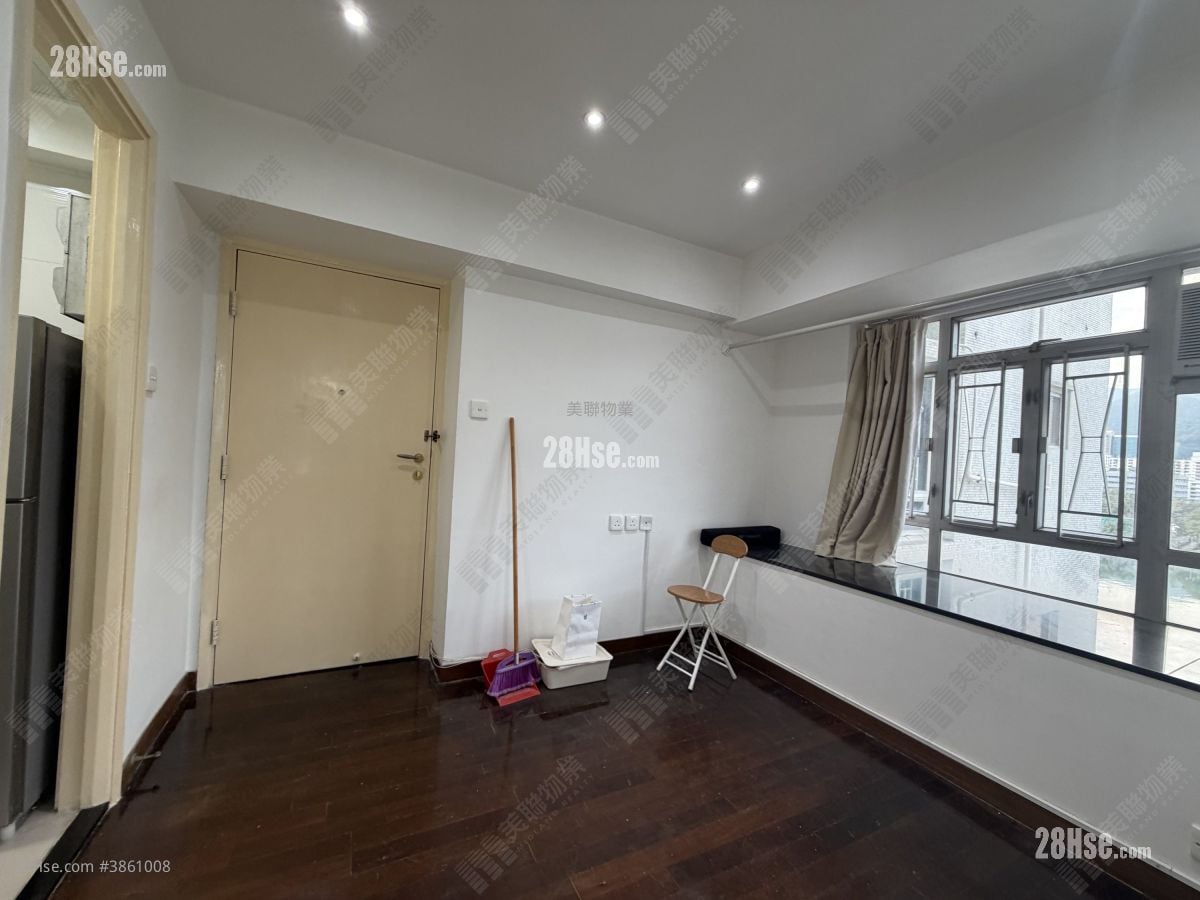living room: Garden Rivera Sell 1 Bedroom , 1 Bathroom 242 ft²