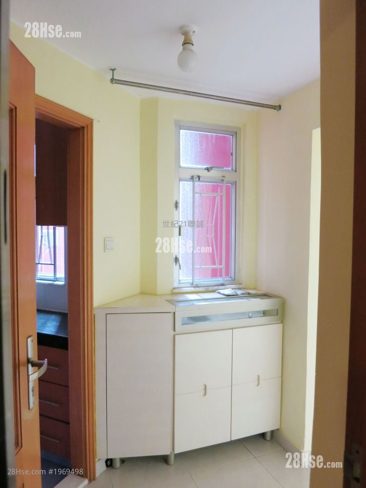 Hong Tin Court Sell 2 Bedrooms , 1 Bathroom 400 ft²
