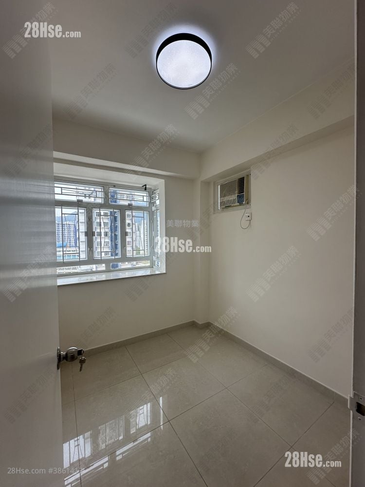 Kai Hei Land Building Sell 2 Bedrooms , 1 Bathroom 316 ft²