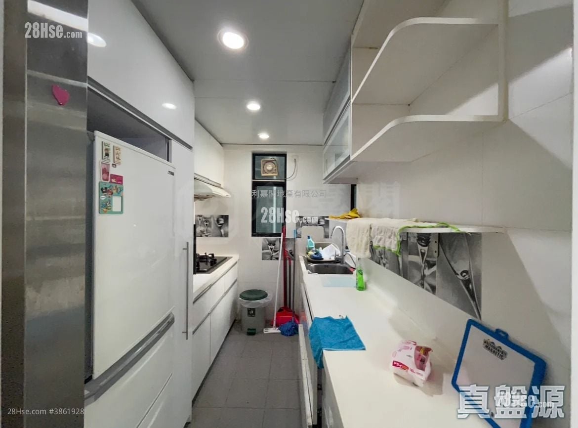 Nan Fung Plaza Rental 3 Bedrooms , 2 Bathrooms 454 ft²