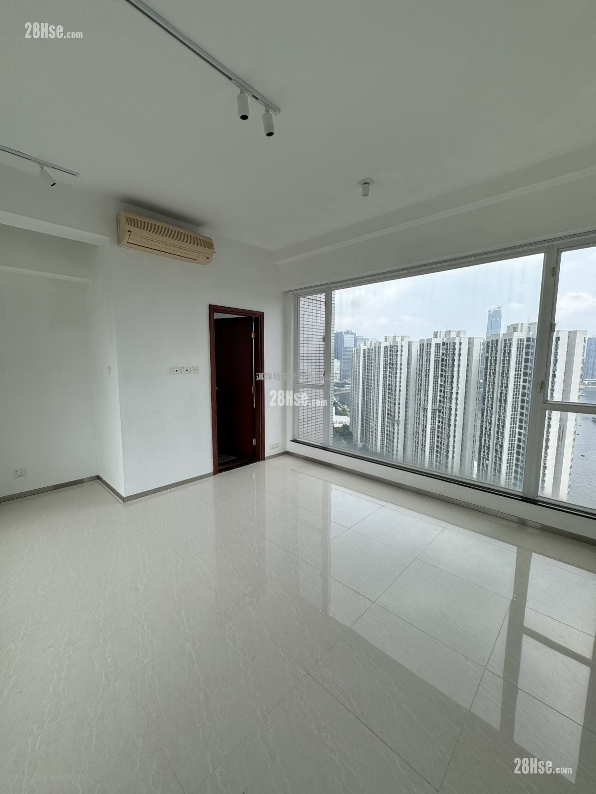 One Kowloon Peak Rental 4 Bedrooms , 2 Bathrooms 1,231 ft²