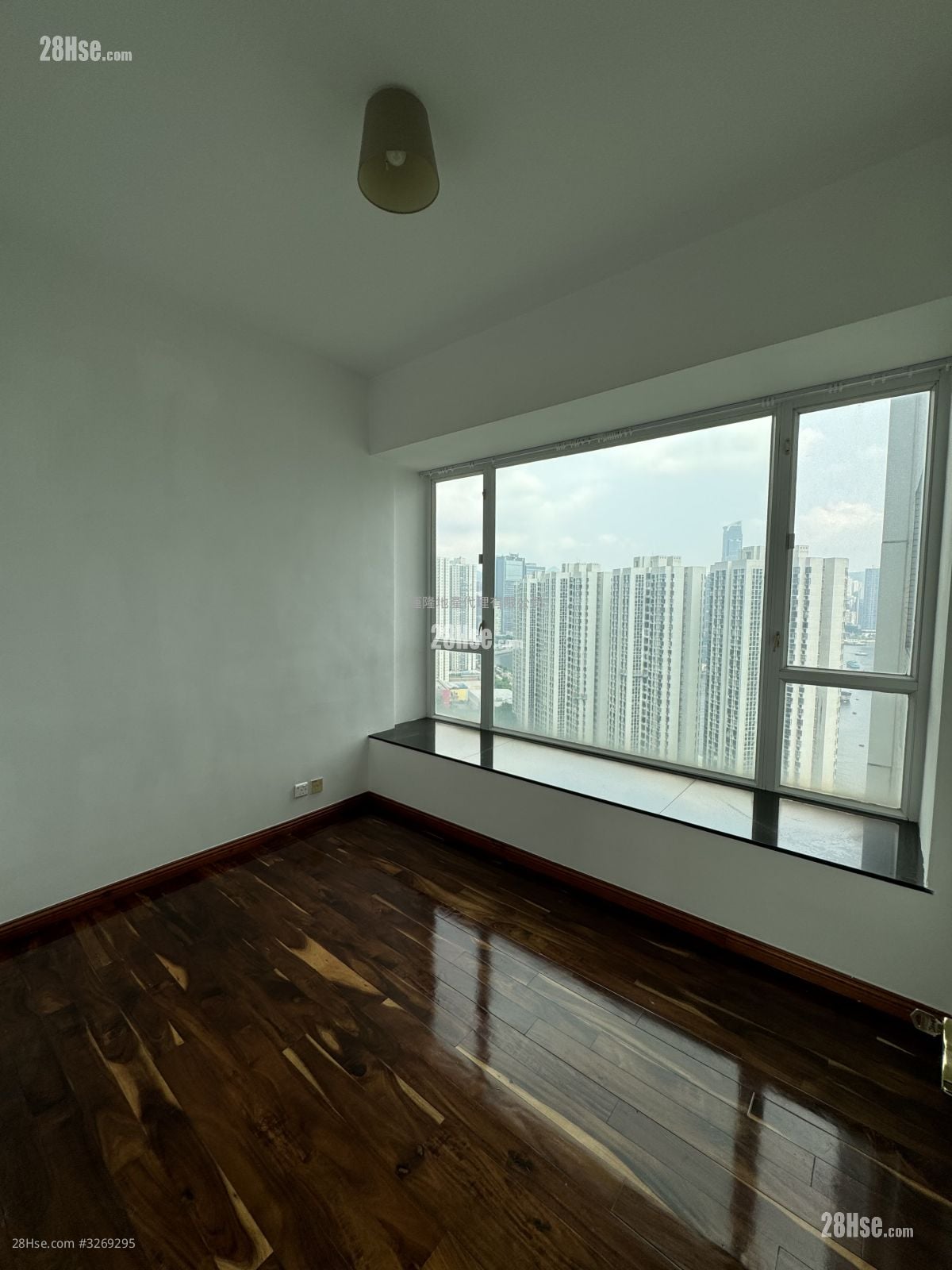 One Kowloon Peak Rental 4 Bedrooms , 2 Bathrooms 1,231 ft²