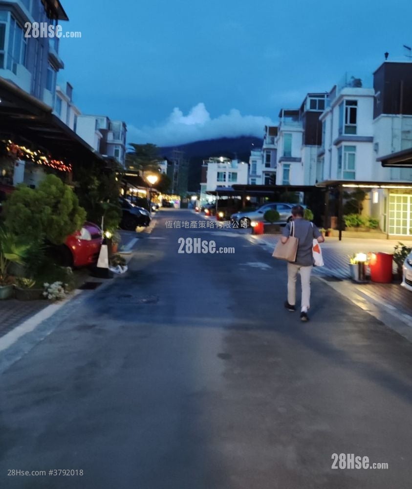 Village Sell 1,950 ft²