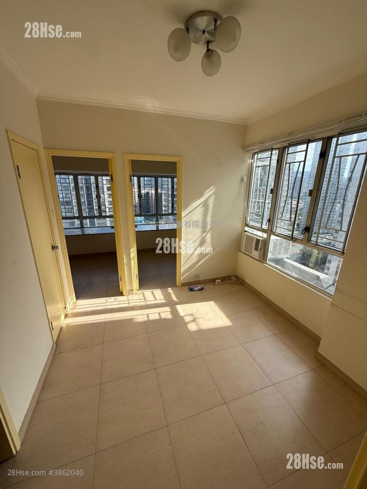 living room: Man Fung Building Sell 2 Bedrooms , 1 Bathroom 260 ft²