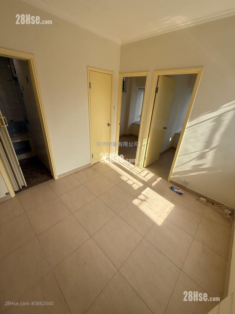 living room: Man Fung Building Sell 2 Bedrooms , 1 Bathroom 260 ft²