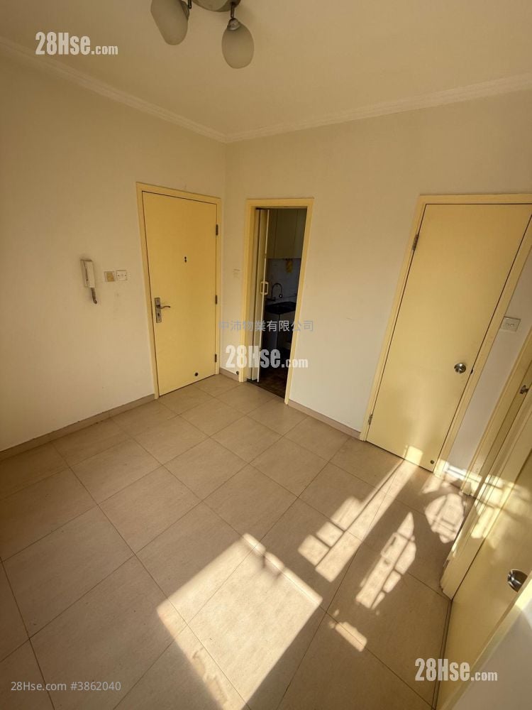 living room: Man Fung Building Sell 2 Bedrooms , 1 Bathroom 260 ft²