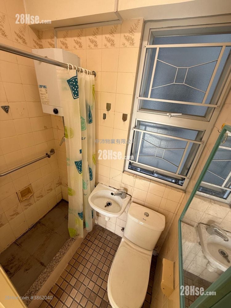 bathroom: Man Fung Building Sell 2 Bedrooms , 1 Bathroom 260 ft²