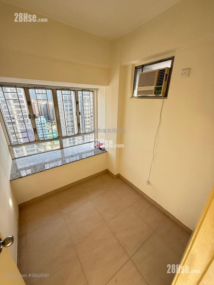 bedroom 2: Man Fung Building Sell 2 Bedrooms , 1 Bathroom 260 ft²