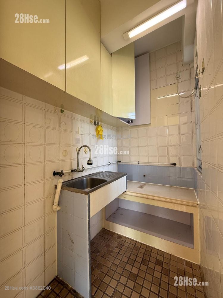 kitchen: Man Fung Building Sell 2 Bedrooms , 1 Bathroom 260 ft²