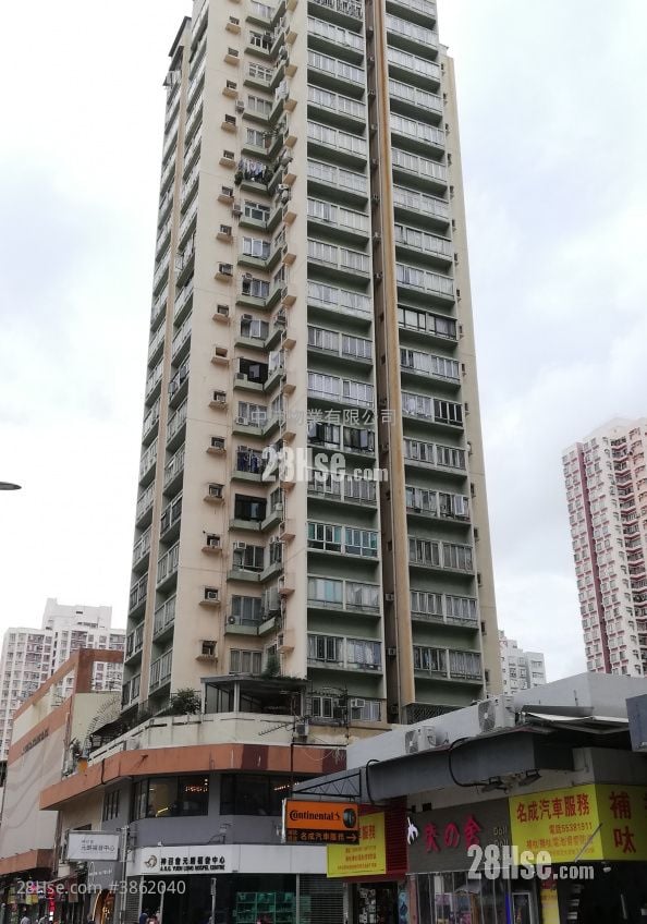 building outlook: Man Fung Building Sell 2 Bedrooms , 1 Bathroom 260 ft²