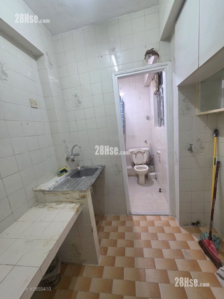 Hung Fuk Building Sell 3 Bedrooms , 1 Bathroom 435 ft²