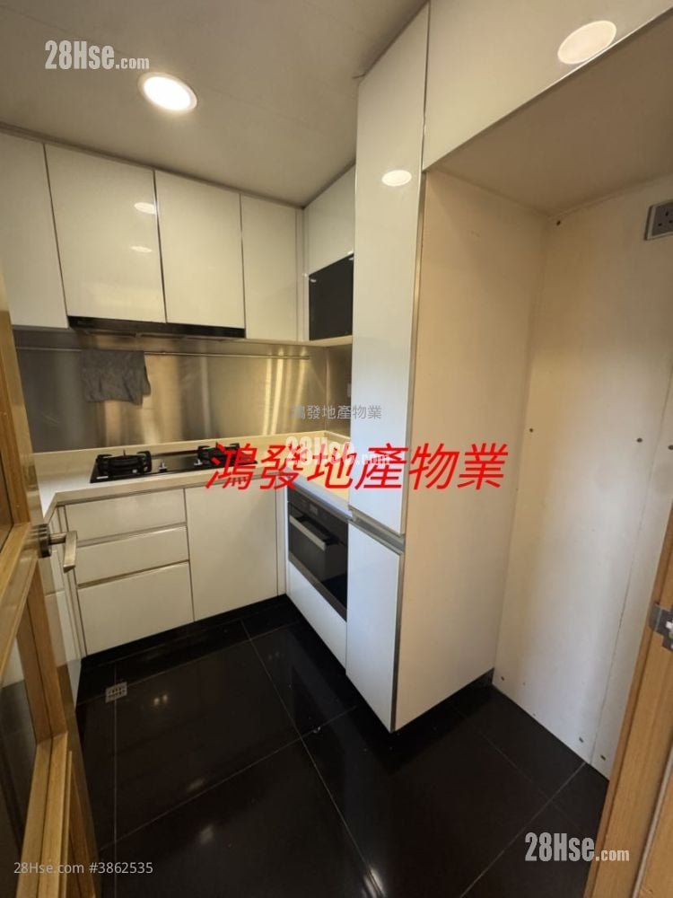 Caldecott Hill Rental 3 Bedrooms , 2 Bathrooms 764 ft²