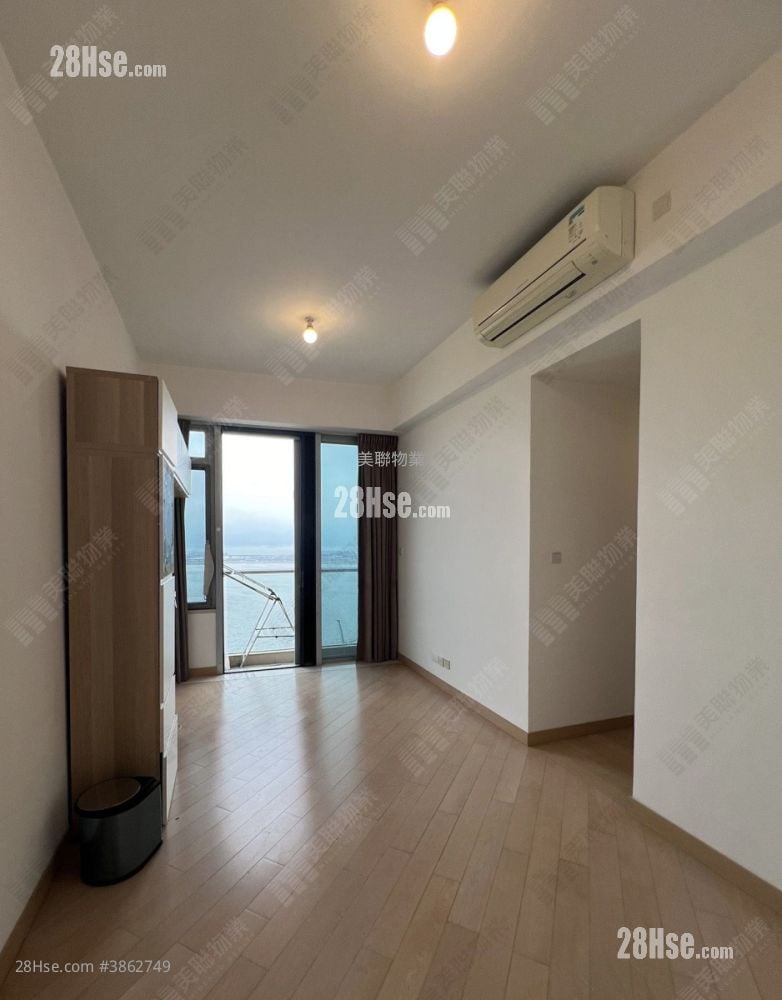 living room: Century Link Rental 3 Bedrooms , 2 Bathrooms 642 ft²
