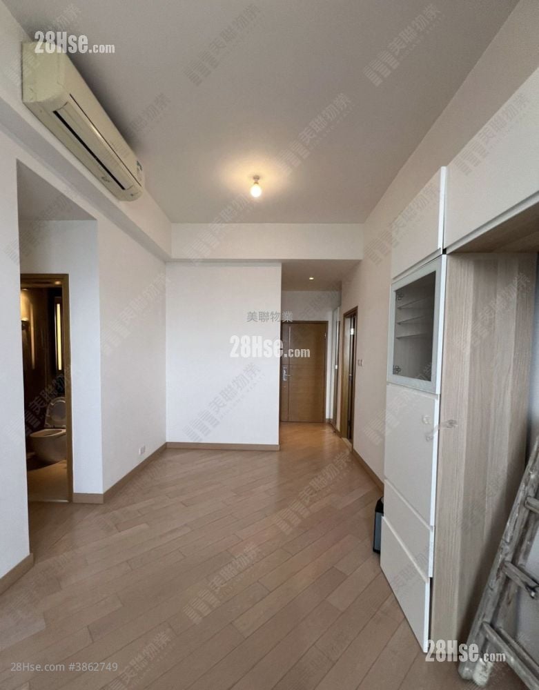 living room: Century Link Rental 3 Bedrooms , 2 Bathrooms 642 ft²
