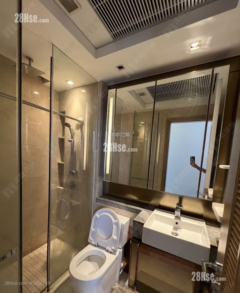 bathroom: Century Link Rental 3 Bedrooms , 2 Bathrooms 642 ft²