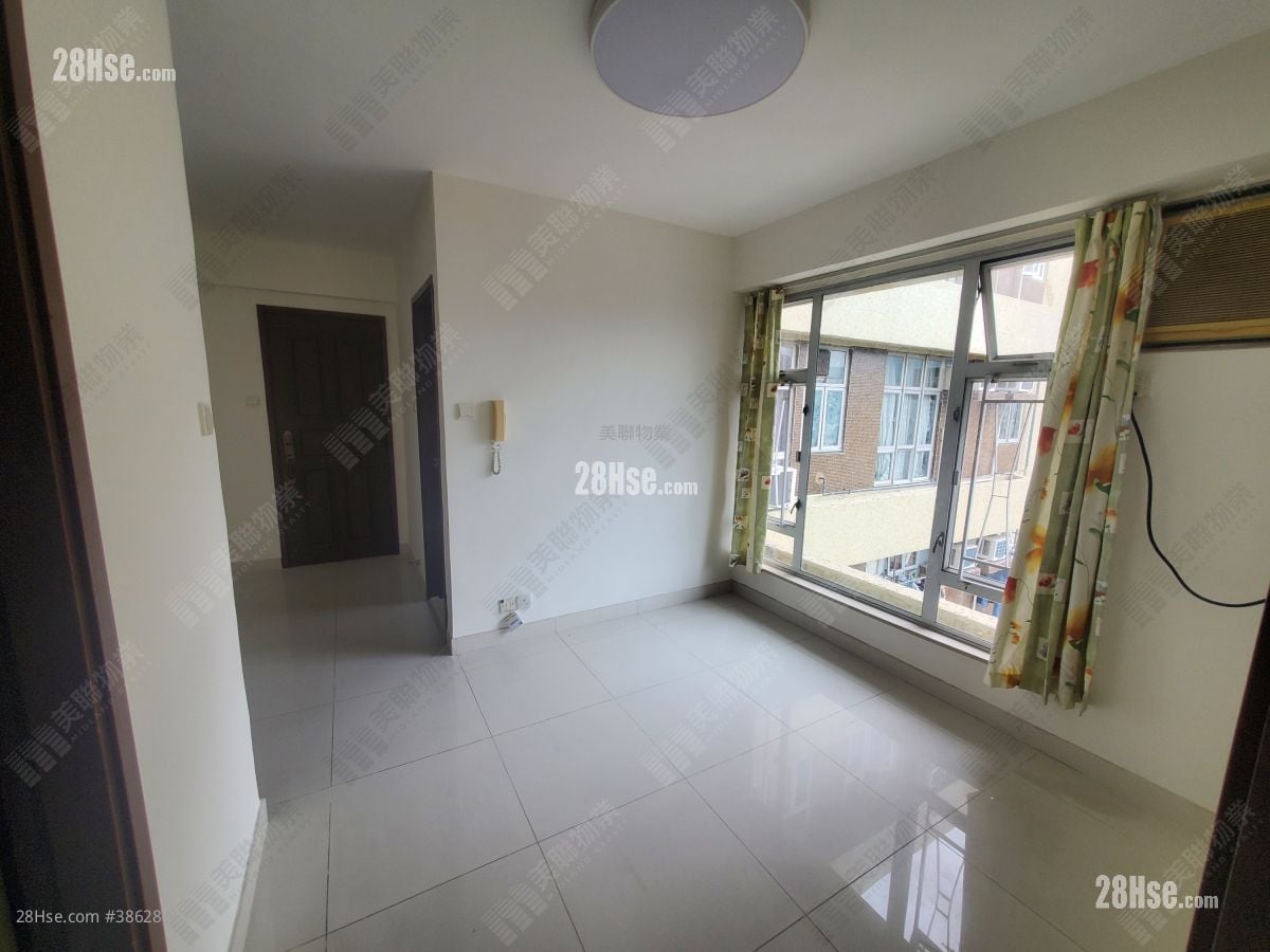 living room: Waldorf Garden Sell 2 Bedrooms , 1 Bathroom 404 ft²