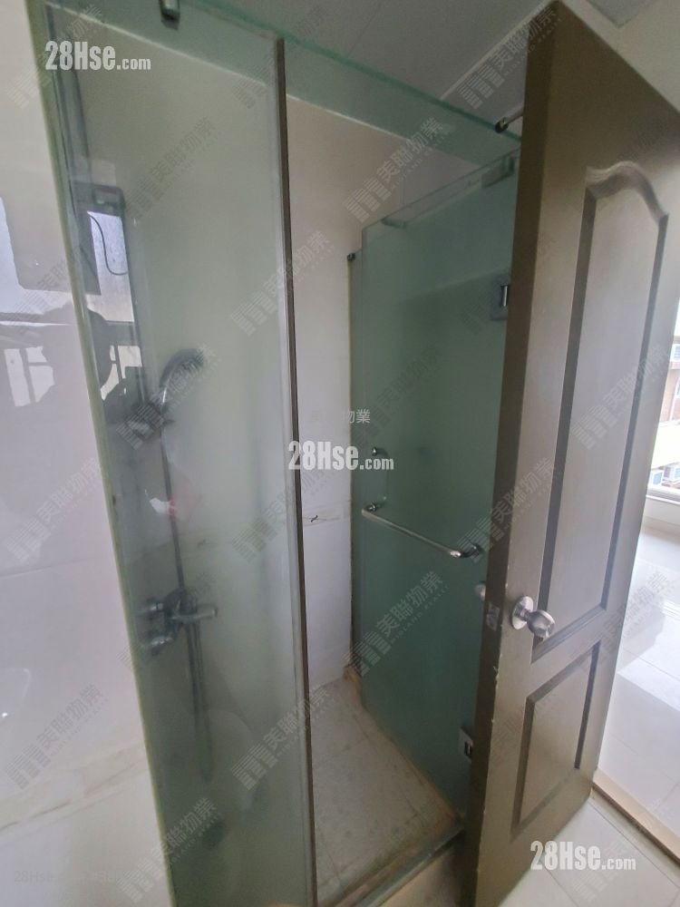 bathroom: Waldorf Garden Sell 2 Bedrooms , 1 Bathroom 404 ft²
